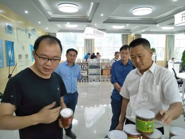 罗舜县长莅临"镇沅县农村电子商务营销中心"指导