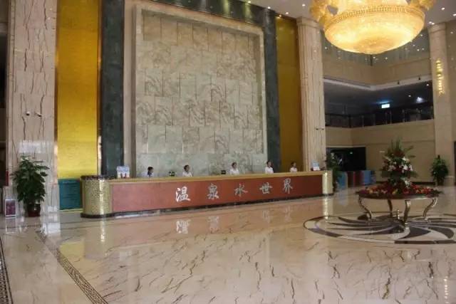 盛景温泉酒店以"水"为主题,采自地下2100米深处的天然温泉水,出水