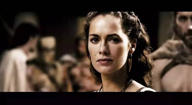 琳娜在片中饰演斯巴达国王列奥尼达的妻子,当列奥尼达在外浴血奋战之