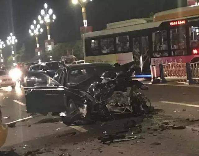 泸州纳溪区蓝安路发生惨烈车祸,车子被撞成渣渣