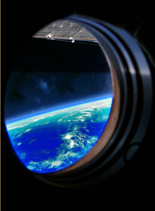 透过神舟飞船的舷窗看地球,一片蔚蓝.