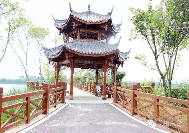 沙渠芙蓉生态湿地公园东临西河,西邻沙渠工业园区,地块狭长,顺西河而