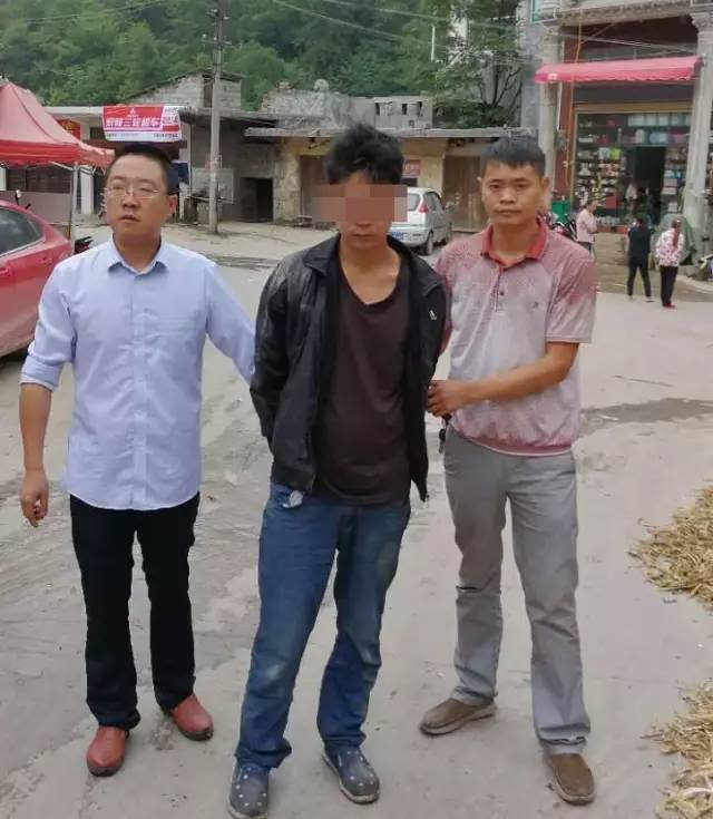 镇雄黑树男子贩卖毒品,被警方逮个正着!