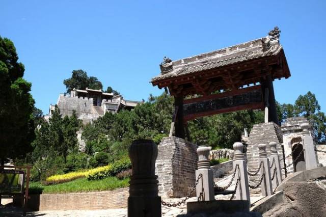 司马迁祠墓 芝阳桥上看太史公祠,桥上前面的两位请了讲解,我就一路毫