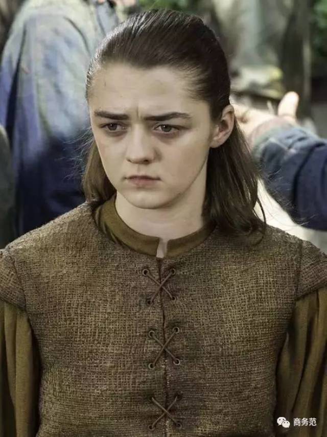 演员:maisie williams 喜欢舞枪弄棒的假小子二丫从小跟小公举姐姐三