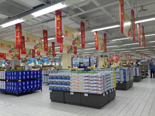 超市顾乡店 重装开业,该店12000平方米,是 目前 比优特超市中面积最大