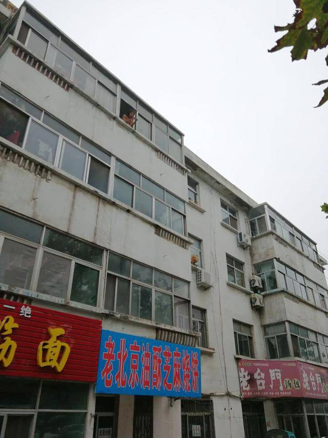 男子全裸站阳台被疑暴露狂 背后真相却令人心酸