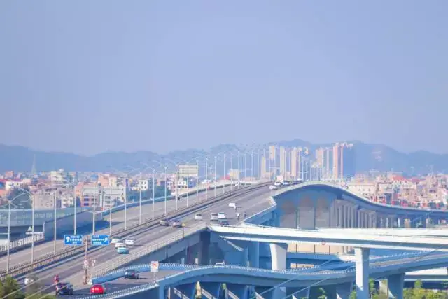 横跨洛阳江的后渚大桥,承载泉州主城区与城市东部的跨江联系.