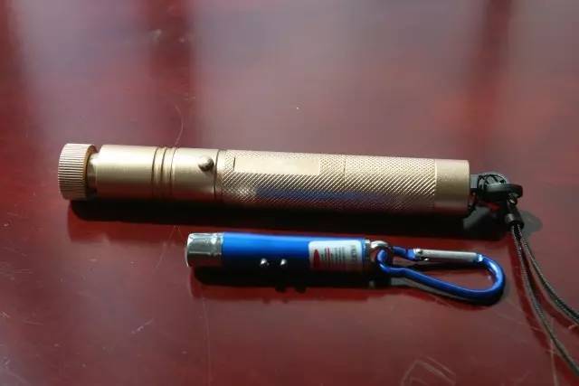 1分钟点燃火柴!记者亲测激光笔威力有多大