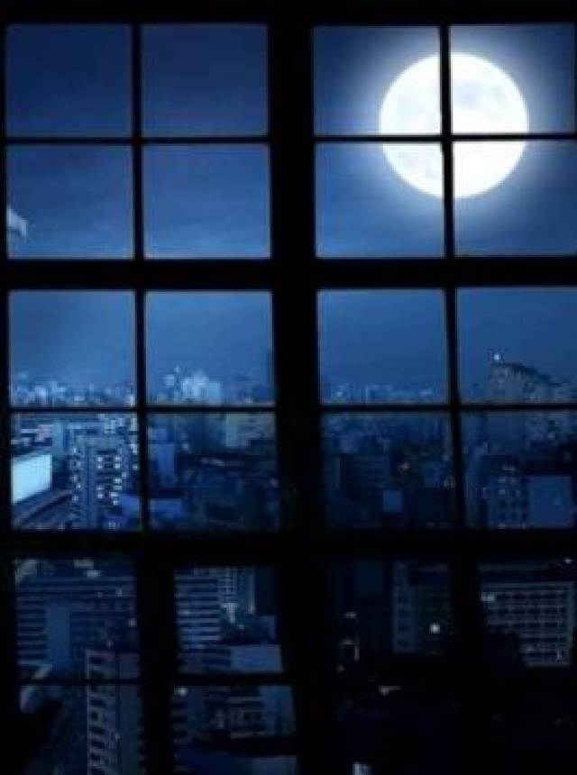 似乎被赋予了更丰富的滋味 20:00 22:00 缥缈的月光透过大窗 带来了一