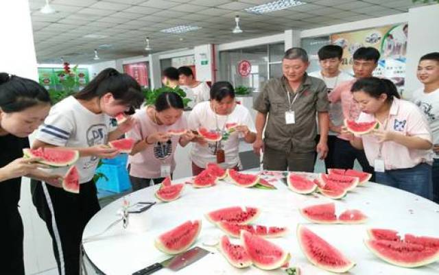 【分会活动】乐爽夏日 趣味吃西瓜比赛