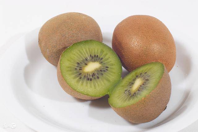猕猴桃,又称为奇异果,英文名为kiwi或者kiwifruit.