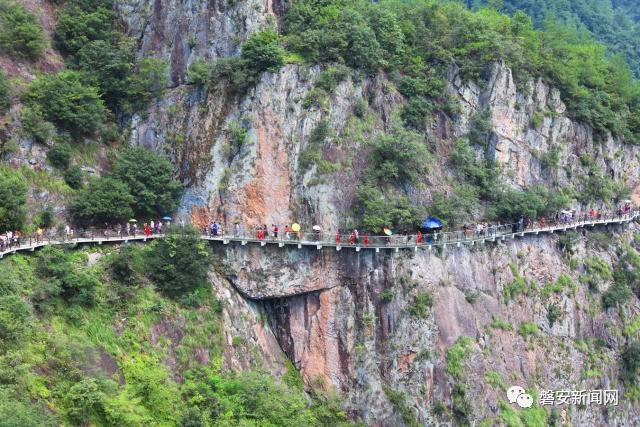 金鸡岩风景区位于磐安县双溪乡,该景区的特色是2500多米长的高山水
