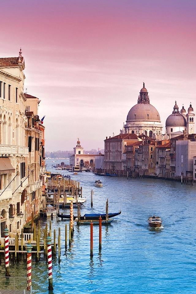 威尼斯是世界上唯一没有汽车的城市,在水上蓬荜生辉的城市,是文艺复兴