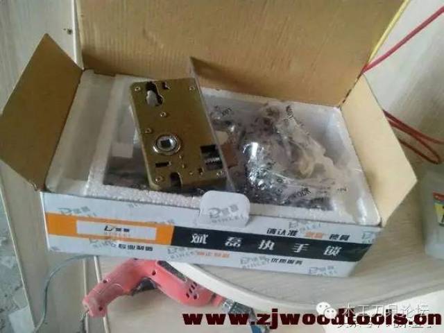 安装门锁步骤视频 0258547e756f4ff3b2ff43be9f2abb12.jpeg