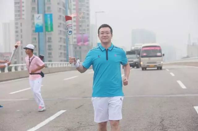 天士力人擎火炬 飒爽英姿展雄心——闫希军主席,闫凯境执行主席传递