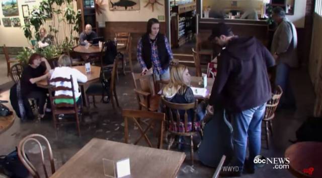 恋童癖将儿童作为猎物,他们躲在暗处,将恋童