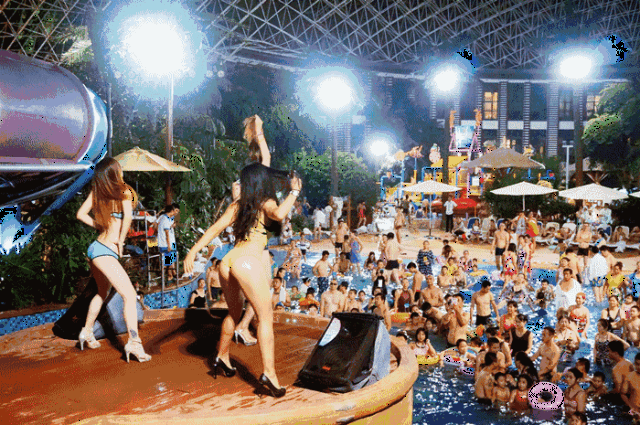 身材火辣的比基尼美女 为大家带来强烈的视觉冲击 引爆全场 拿起你的