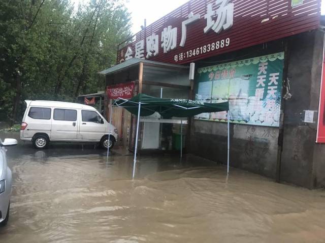 暴雨突袭驻马店!上蔡一超市仓库被淹,10分钟洪水及胸