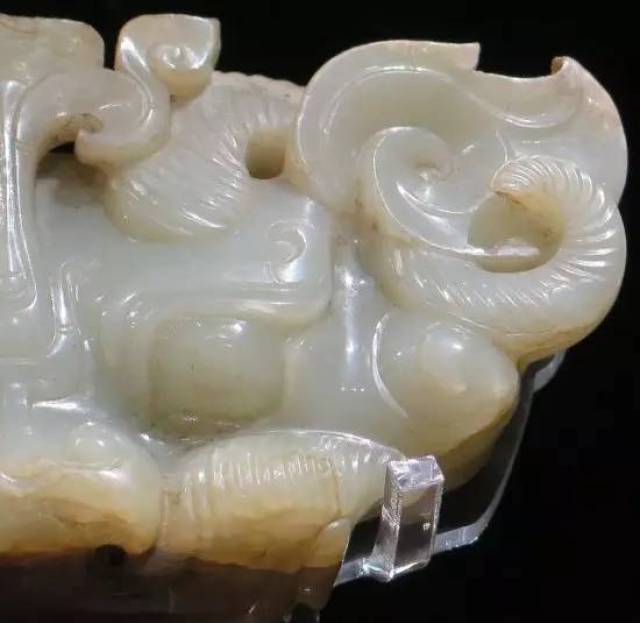 玉虎头是楚王玉枕两端的饰件.