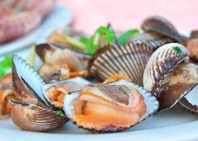 花蛤应该是烟台人最常吃的海鲜之一 一撮蒜蓉 几粒花椒 两片干辣椒