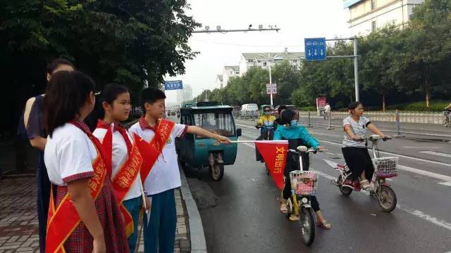 小手拉大手 共守文明交通 ——禹城市少先队员文明出行志愿服务活动