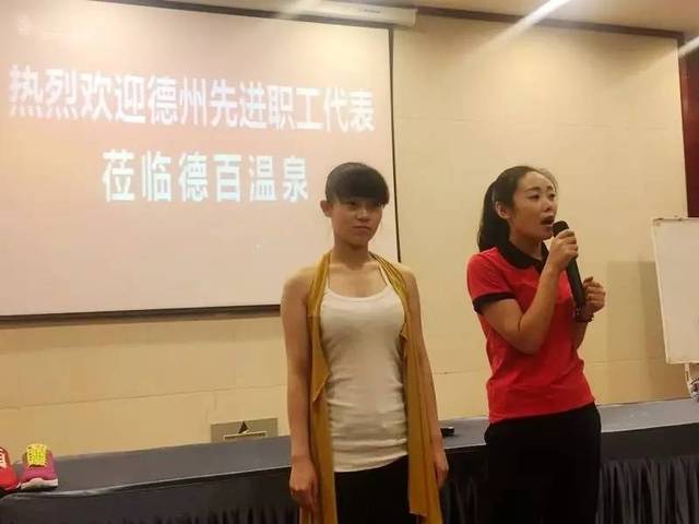 德百大楼刘娜展示"速开密码箱"