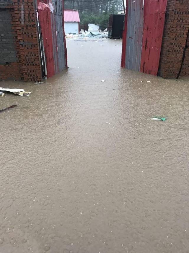 暴雨突袭驻马店!上蔡一超市仓库被淹,10分钟洪水及胸