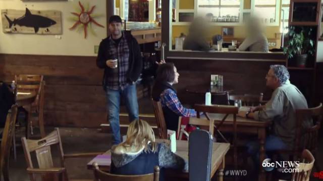 恋童癖将儿童作为猎物,他们躲在暗处,将恋童