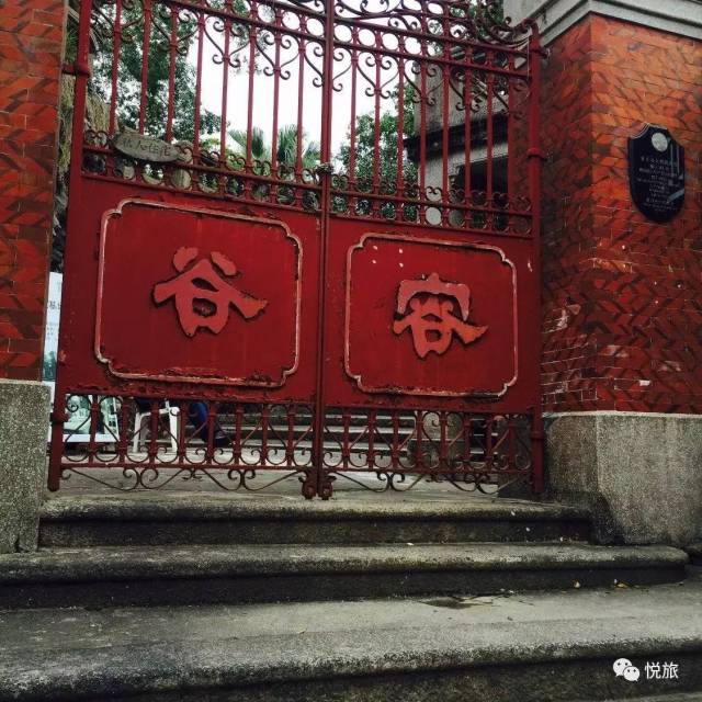 在网上找到容谷别墅全貌,但从依稀的画面也可以感受到别墅当年的震撼