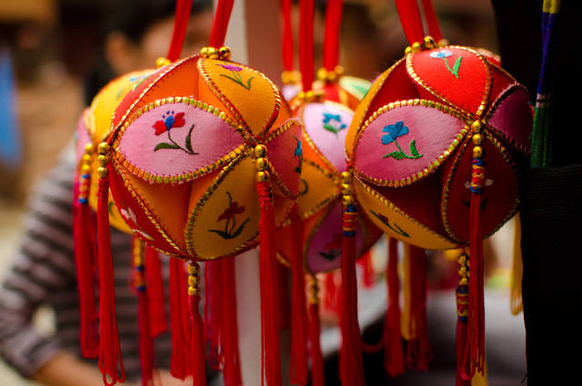 绣球是壮族古老而独具特色的传统工艺品,原是壮族青年男女表达爱情的