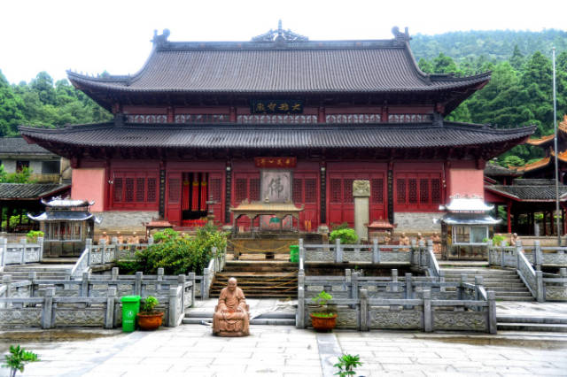 大殿左后方为"智者大师堂",奉祀智者大师.