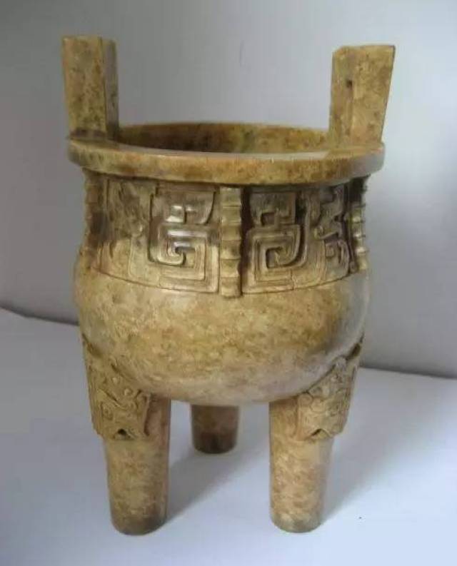 西汉 龙纹大玉鼎——图片来自廖南(新浪博客) 据史料记载商周时期