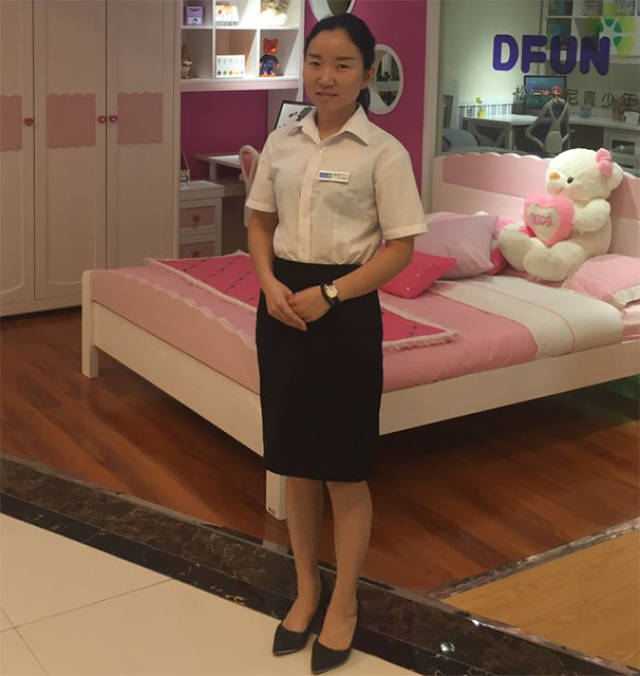 品牌: 丝 涟 岗位: 营业员 服务格言: 自信满满,仪表规范,苛求细节