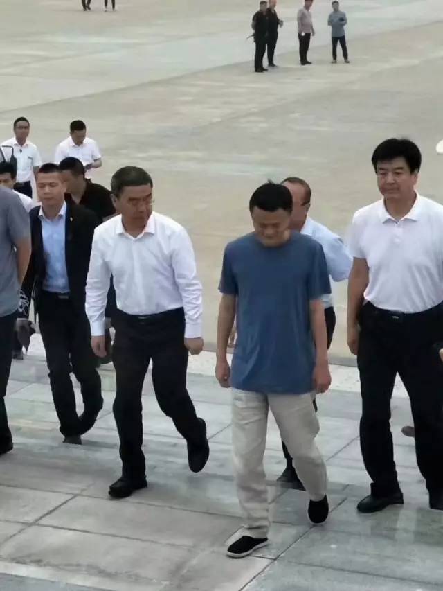 马云去宝鸡法门寺了! 穿着千层底的老布鞋!