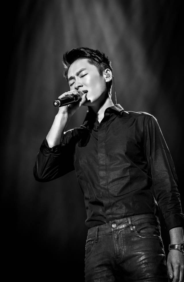 男孩梁博现身林志炫演唱会 合唱《凤凰花开的