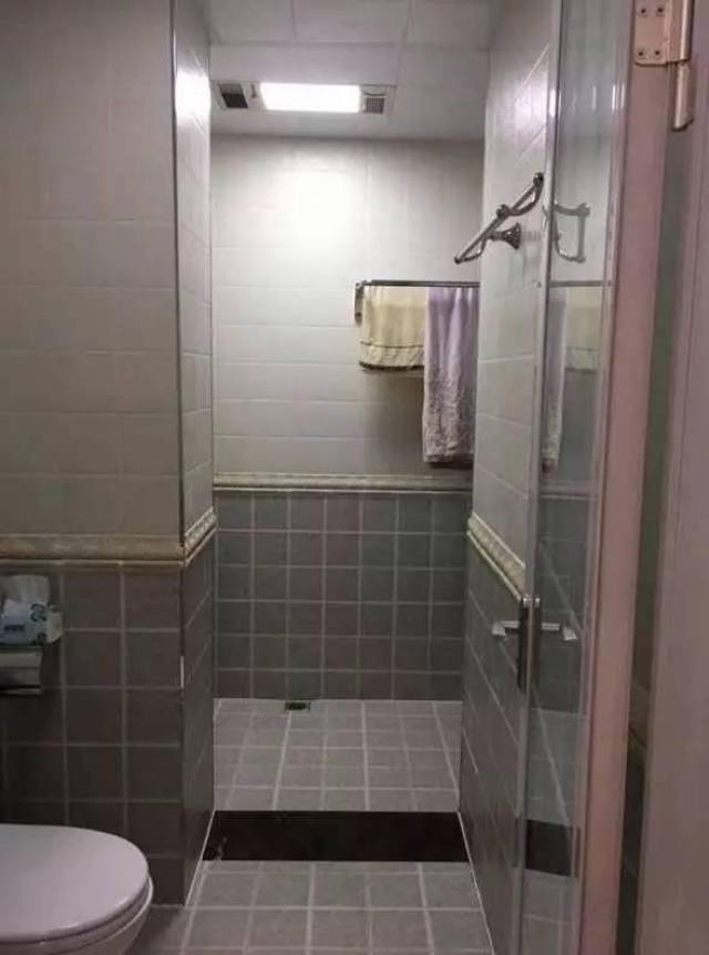 卫生间很简单,因为父母跟着一起住,怕马桶他们不习惯所以选择蹲厕,淋