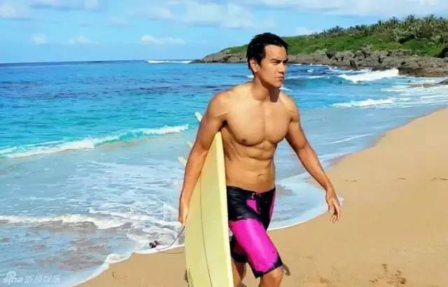 小学时的彭于晏身高158cm,体重70kg.