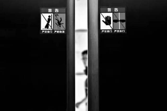 【电梯安全】电梯关门盲区真的有!危险就在一瞬间