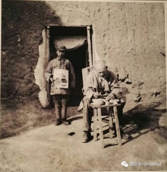 白求恩大夫用樱桃逗村中女孩.