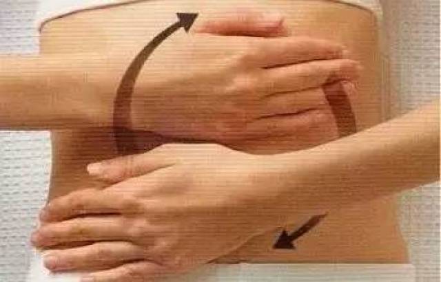 轻轻抚摸按摩腹部