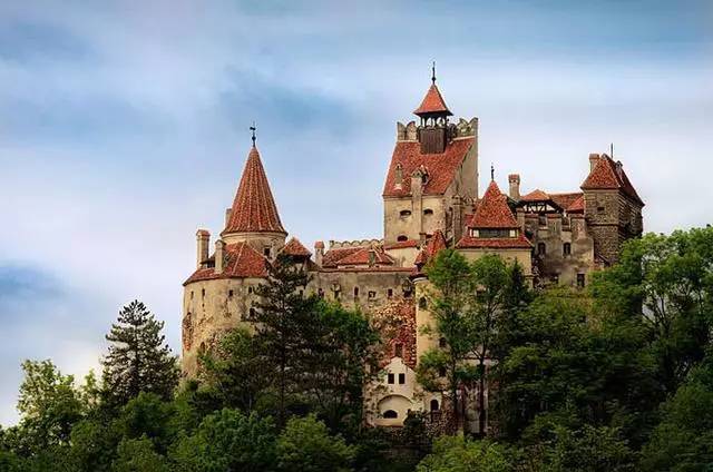 这座城堡更为人们熟知的名称是德古拉城堡,是著名的小说《德古拉》的