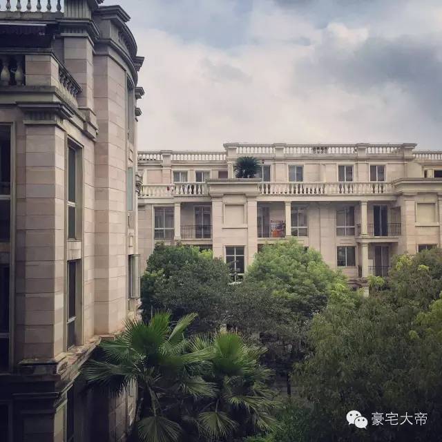 汤臣怡园外立面采取石材干挂 .