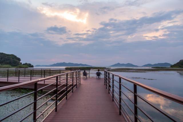 东钱湖现为浙江第一大淡水湖,与青山平原相依,烟波浩淼风景秀丽.