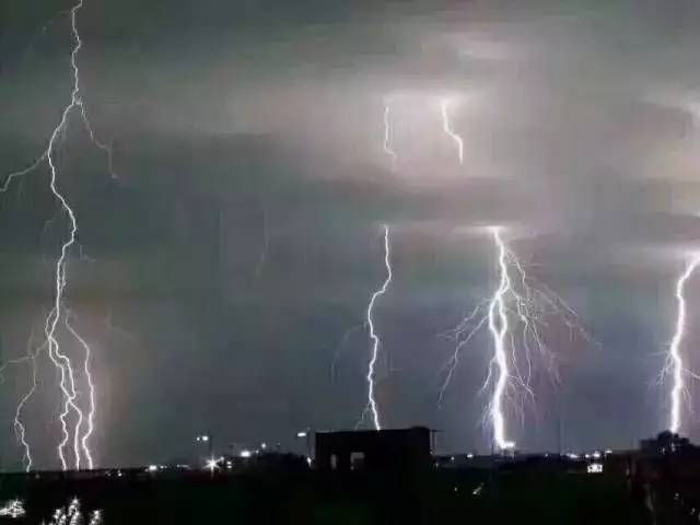 狂风暴雨,电闪雷鸣.