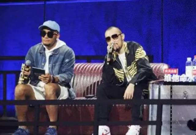每一个rapper的必备装备:大金链,墨镜,帽子,t恤以及运动裤,在tt的整