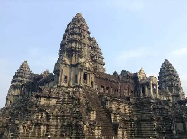 吴哥窟又称吴哥寺,位在柬埔寨西北方.以建筑宏伟与浮雕细致闻名于世.