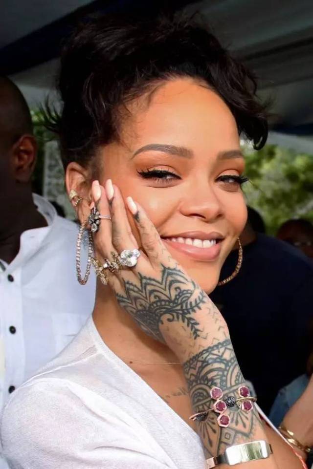 rihanna zayn 线条纹身代替色块  我们虽然不能决定纹身的疼痛感