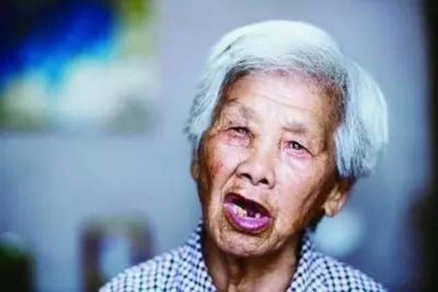 说起往事,徐阿英老人眼中噙满了泪水.南京日报全媒体记者 冯芃摄