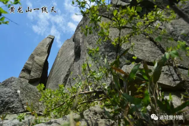 相传吕洞宾欲往黄龙寺与超慧禅师斗法,在此劈石试剑,有鬼斧神工之妙